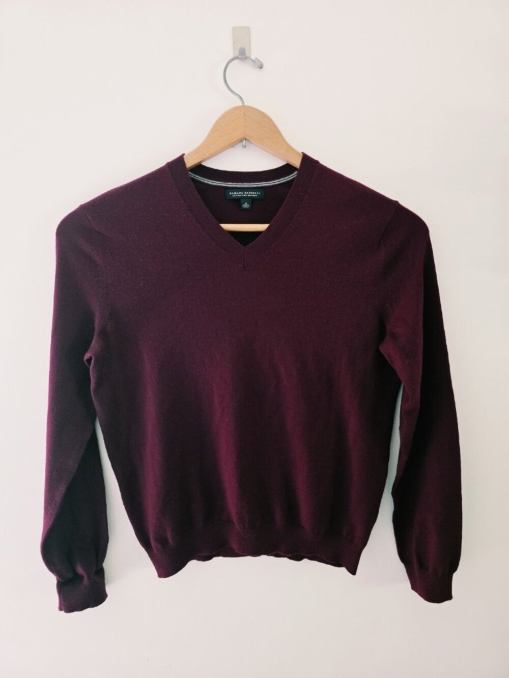 Banana Republic Extra Fine Wool V-Neck Mens Pullover Knit Sweater M Burgundy